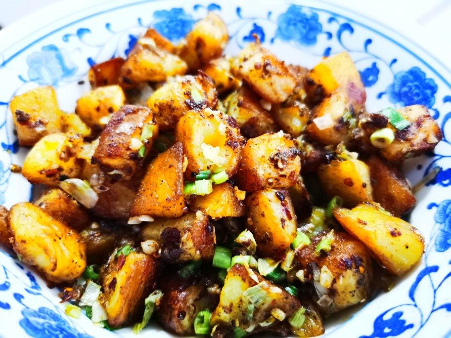 秒杀路边摊！香气扑鼻的【香辣孜然土豆】