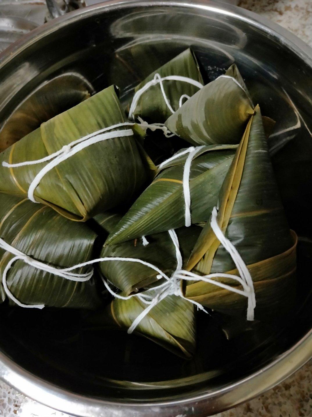 手机用户3036_0bsm做的今年自己包粽子!糯香包裹肉鲜蛋香,一口满足