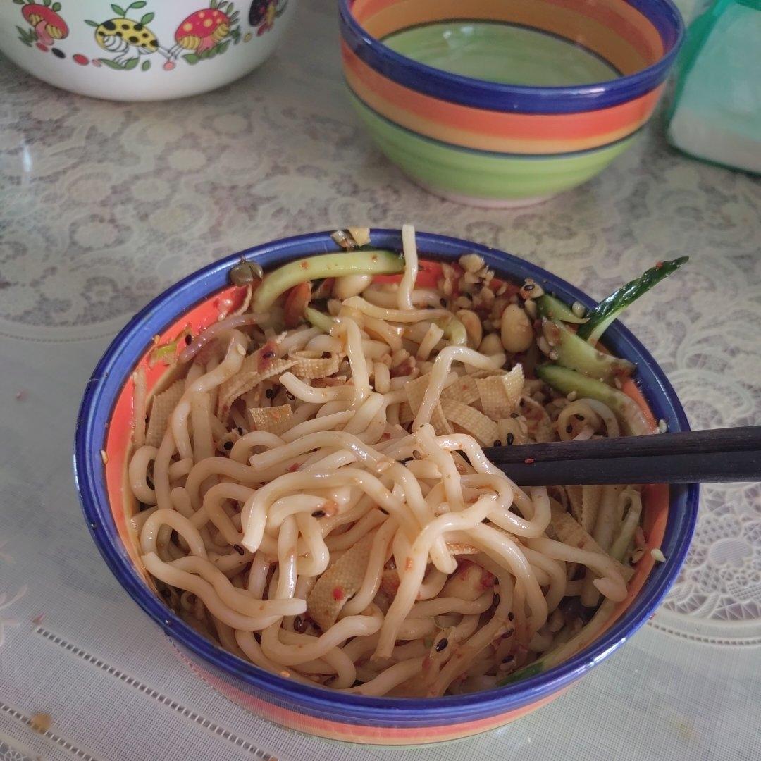 酸辣爽口的凉拌面！保证吃一次就上瘾