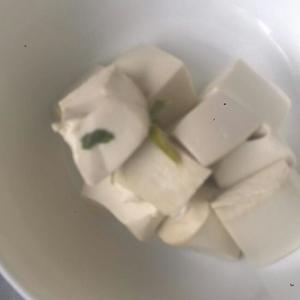 凉拌柳芽豆腐的做法 步骤2