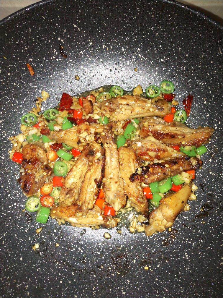 鸡翅这样做比可乐鸡翅还好吃100倍，连骨头都不放过