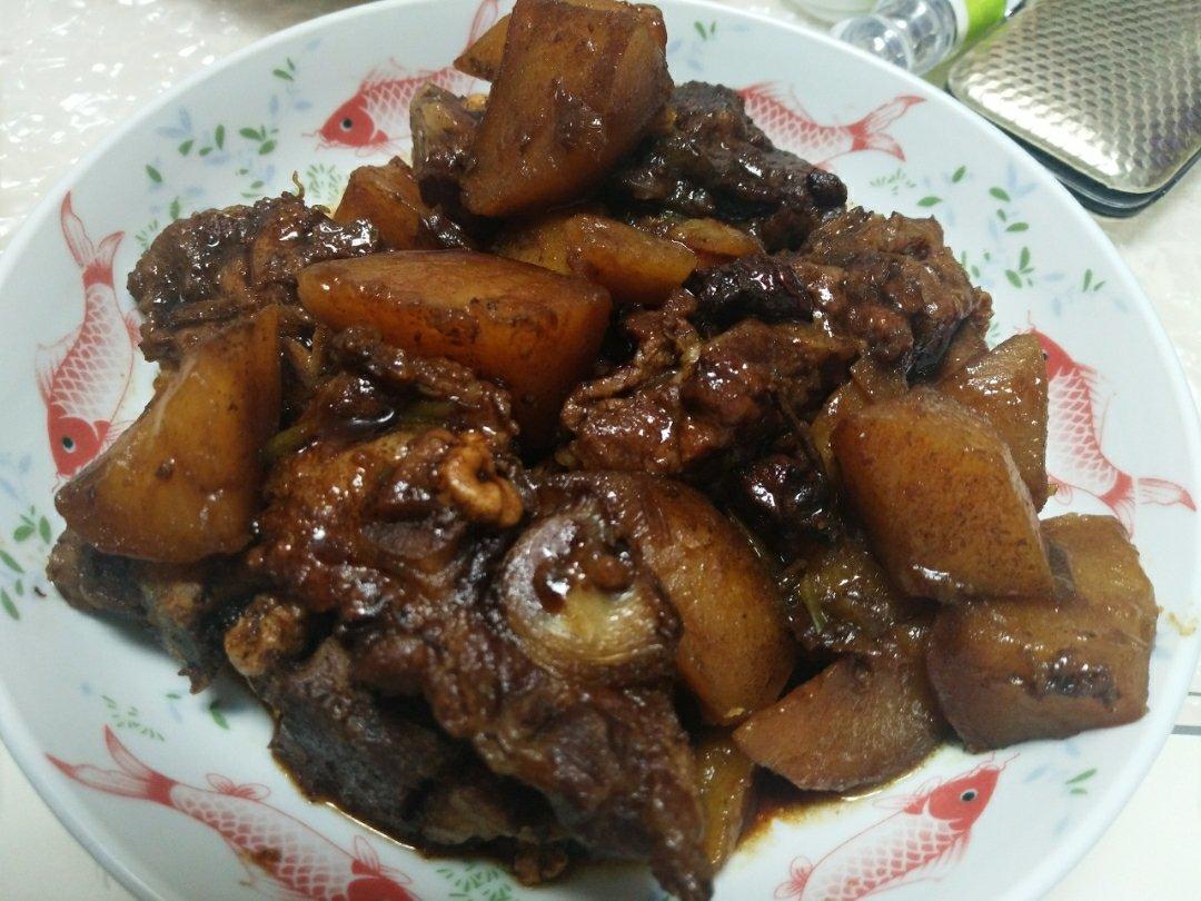 土豆焖脊骨