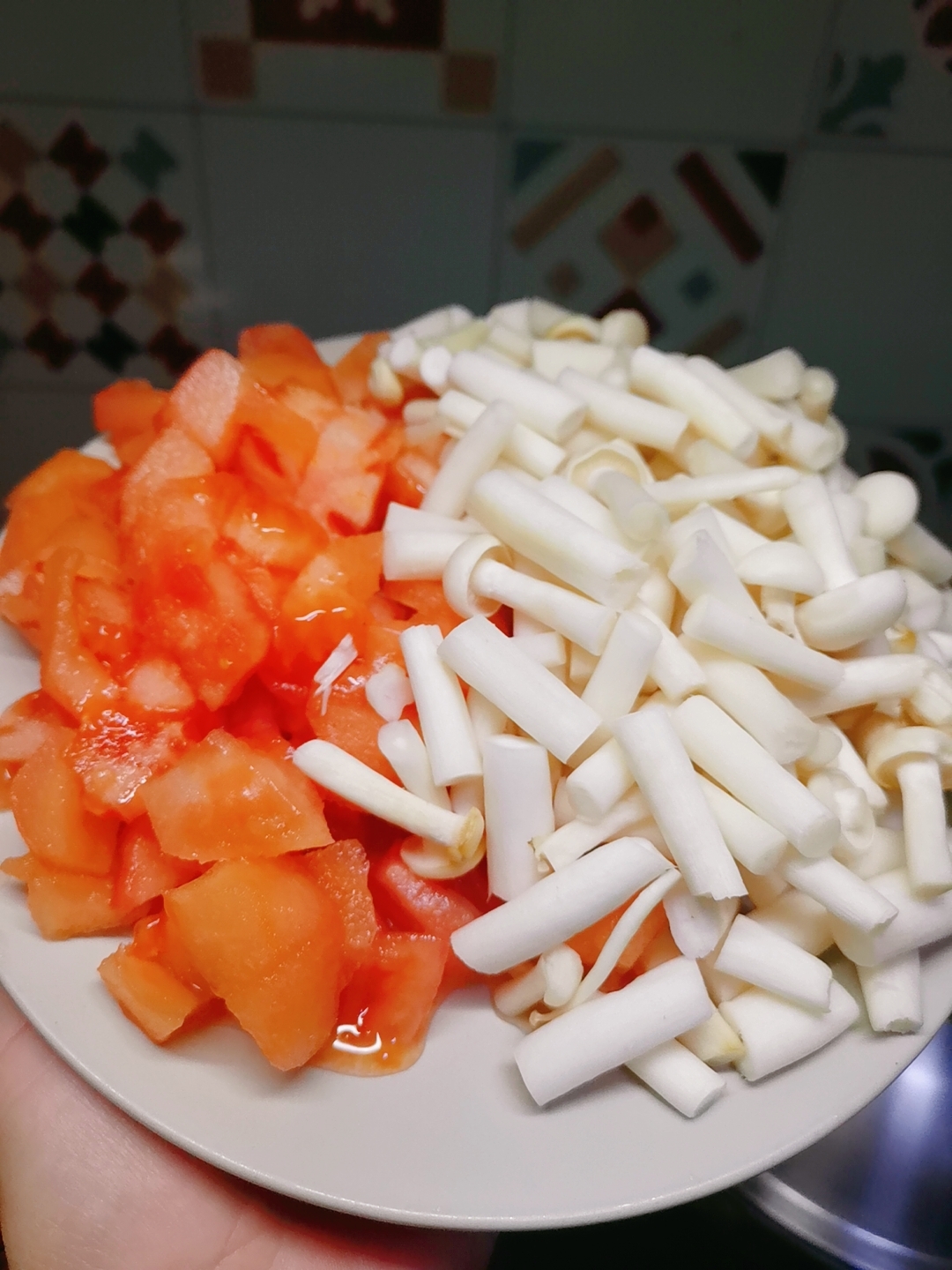 番茄豆腐鲜菇汤的做法 步骤1