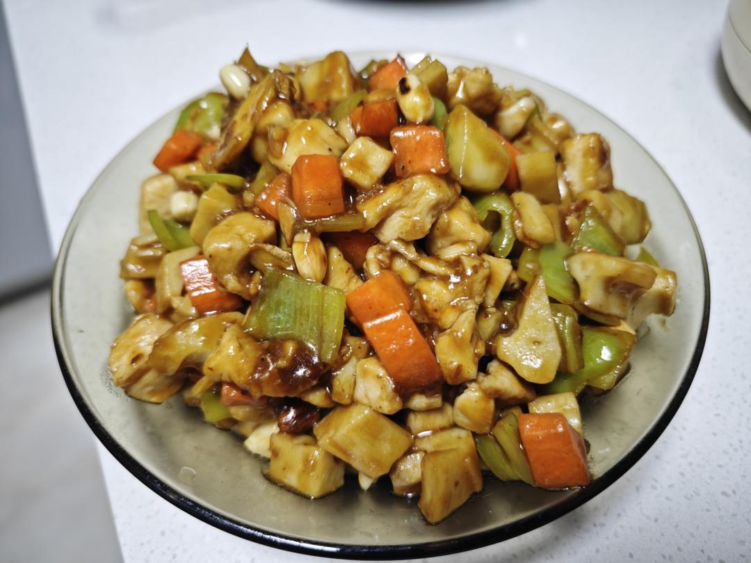 家常快手宫保鸡丁，小朋友也能吃的微辣版，小白也能复刻95%形似，90%味道！