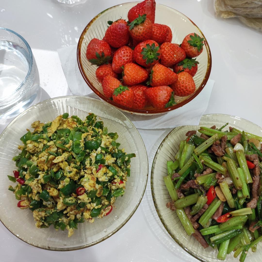 很嫩的小炒芹菜黄牛肉