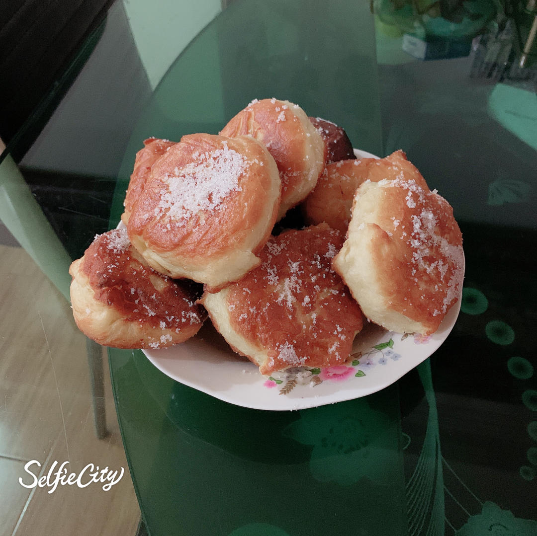 好吃到哭泣的甜甜圈VANILLA CREAM-FILLED DOUGHNUTS