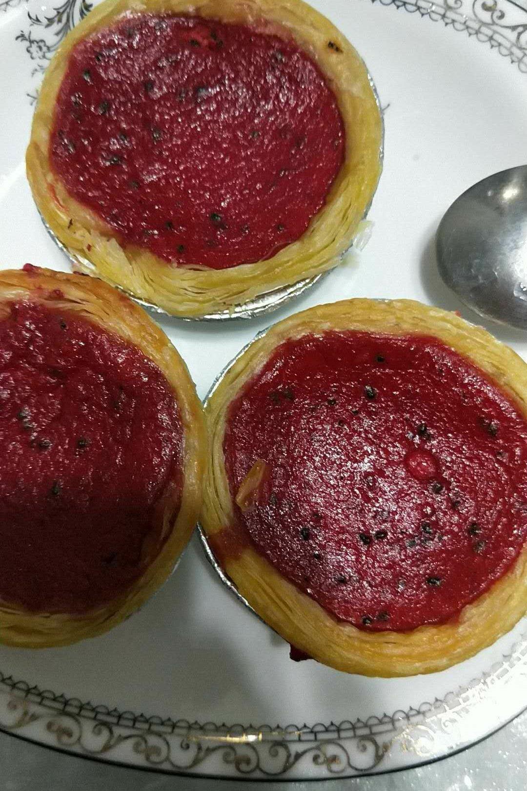 大小诺诺麻麻做的红心火龙果蛋挞