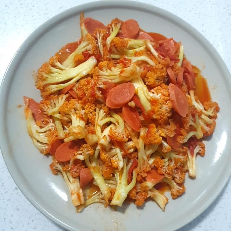 西红柿香肠炒菜花