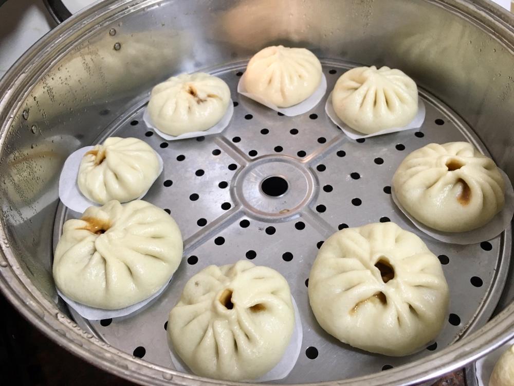 云朵般松软爆浆蜜汁叉烧包