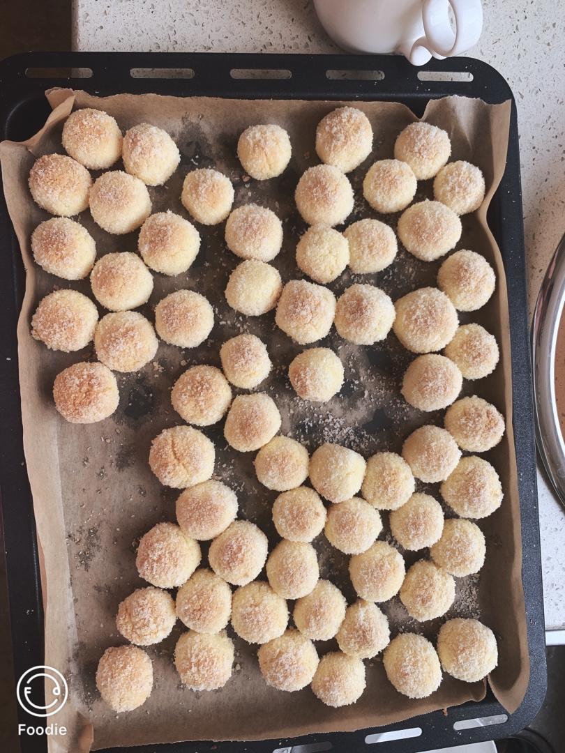 下午茶小点心：奶香椰蓉酥球