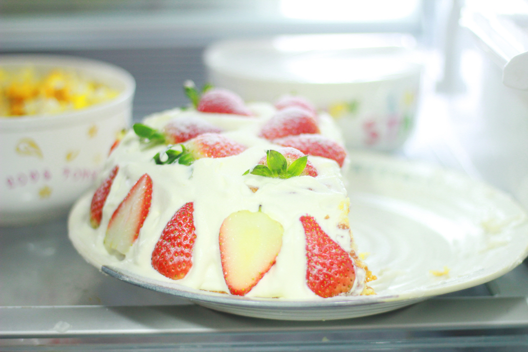 大颗草莓奶油蛋糕