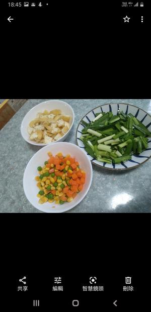 韭菜炒三丁的做法 步骤1