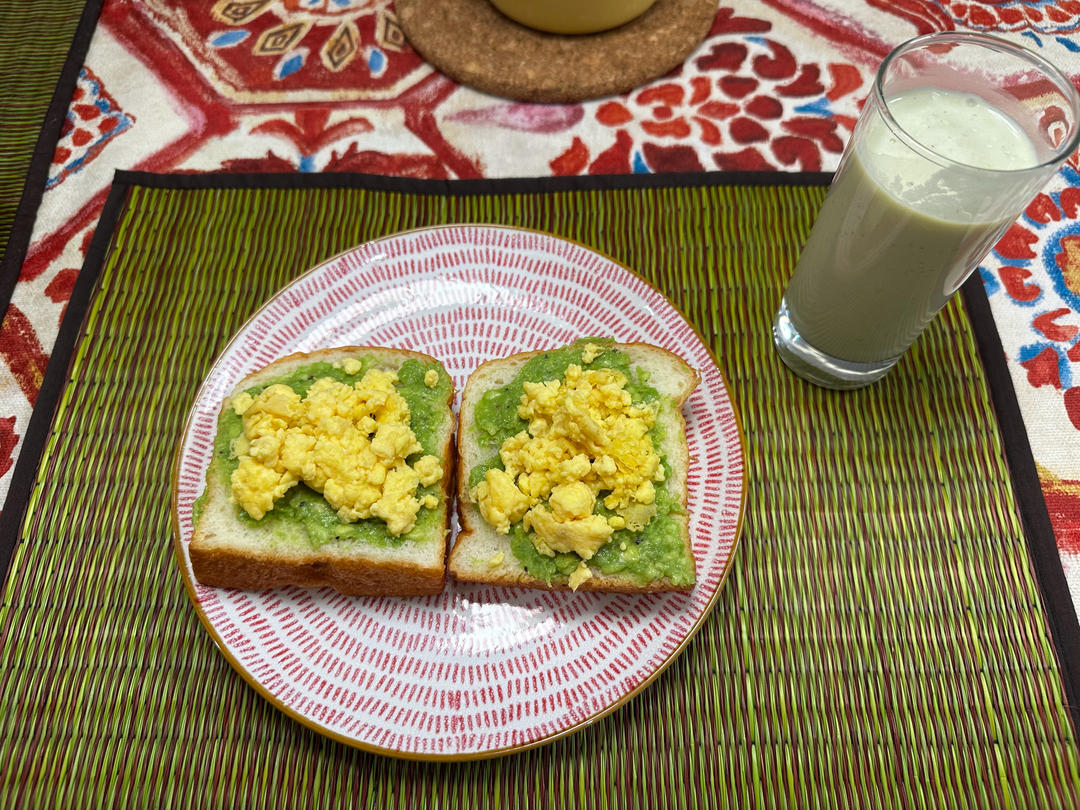 减脂也能吃的牛油果滑蛋吐司