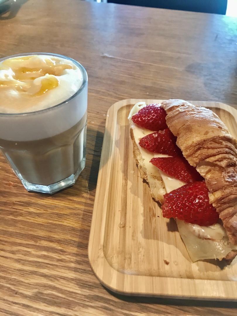 草莓可颂三明治