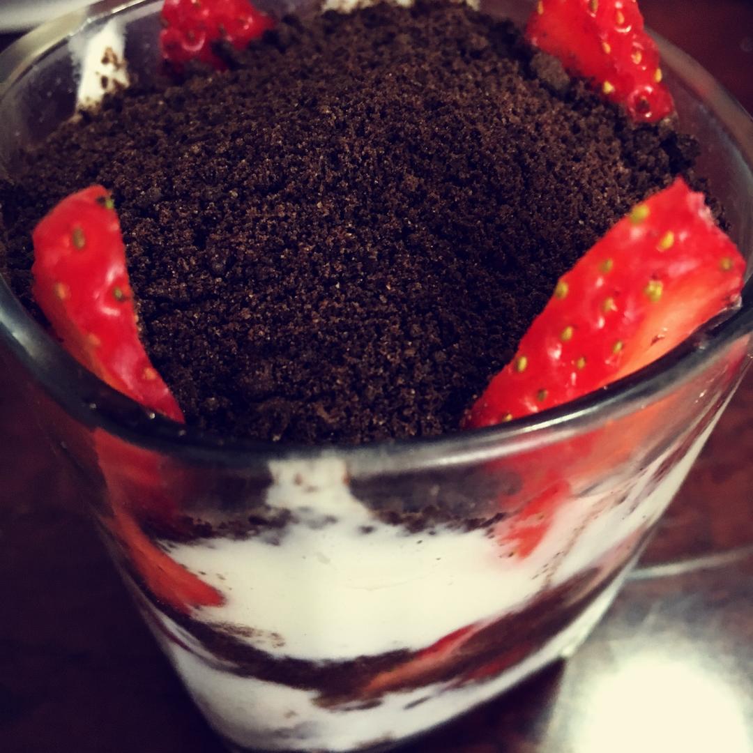 奥利奥草莓酸奶杯