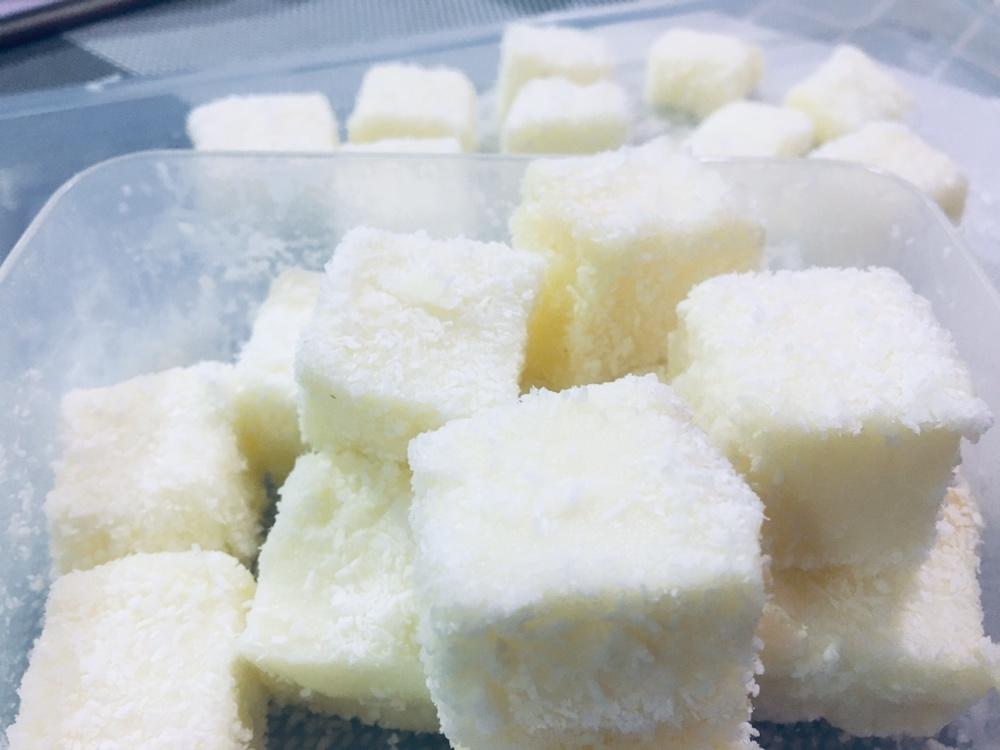 椰丝牛奶小方糕