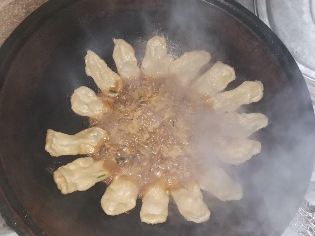 地锅鸡，教你贴饼子好吃的小技巧~