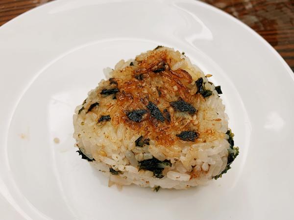 剩米饭的神仙吃法，肉松酱油烤饭团，平底锅就能做哦～