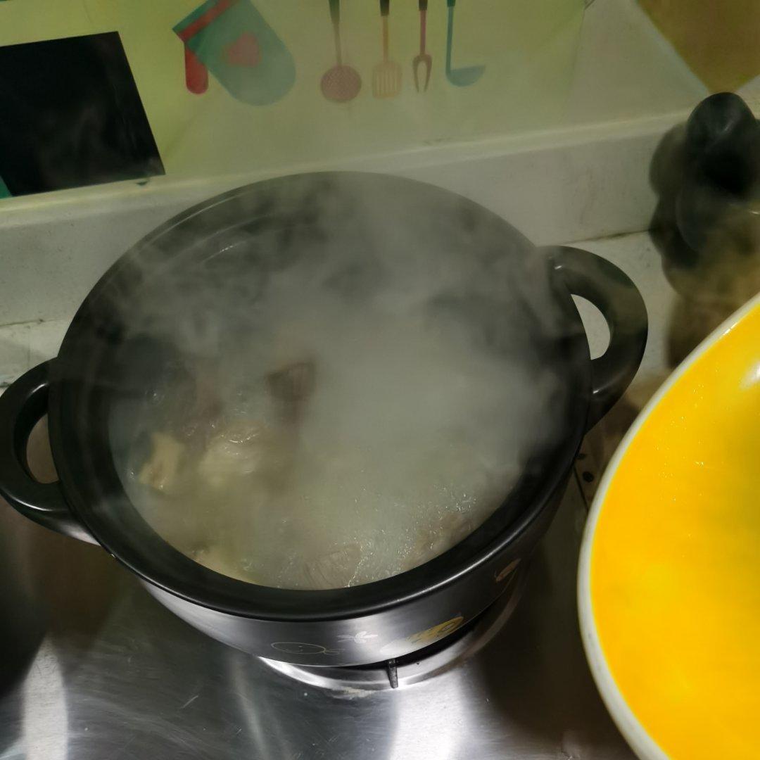 【汤鲜味美的羊肚菌煲汤图片】王大嘴0303_下厨房