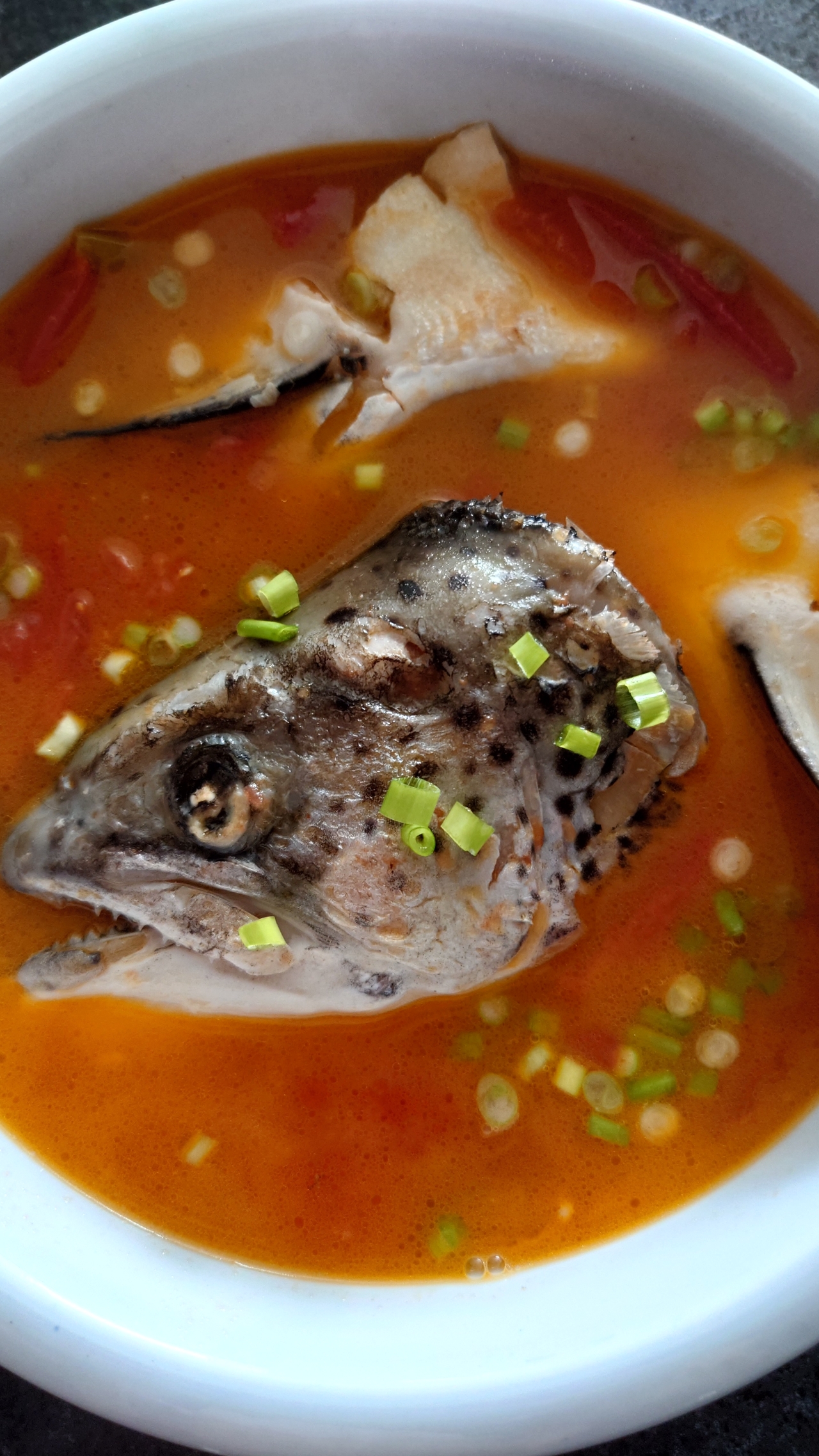 简单好做美味的三文鱼头汤的做法