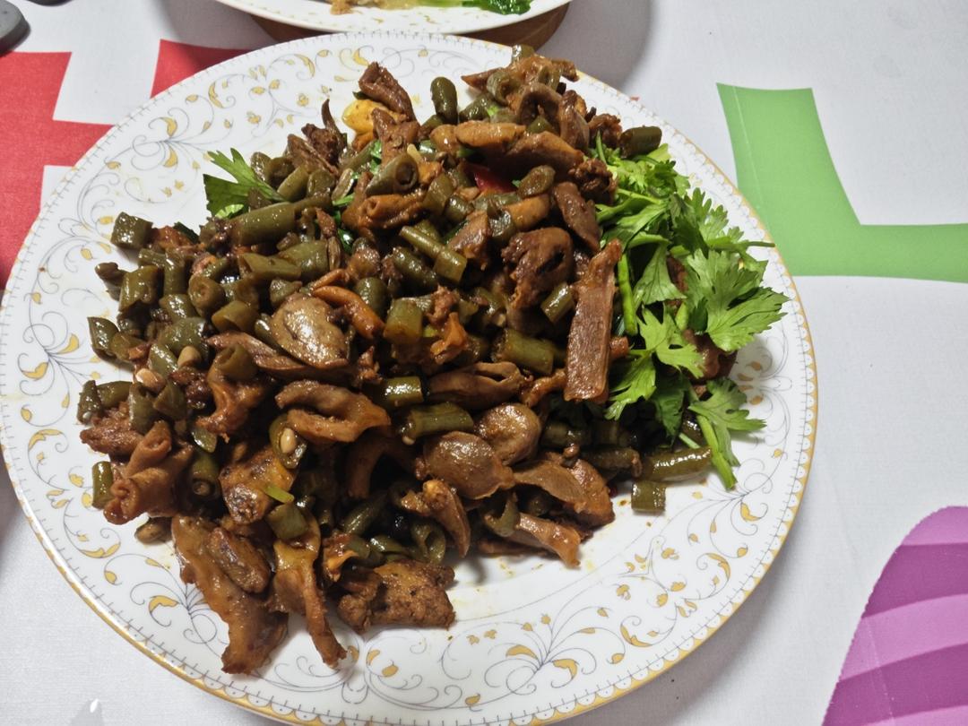 够酸爽过瘾的湖南菜酸豆角炒鸡杂