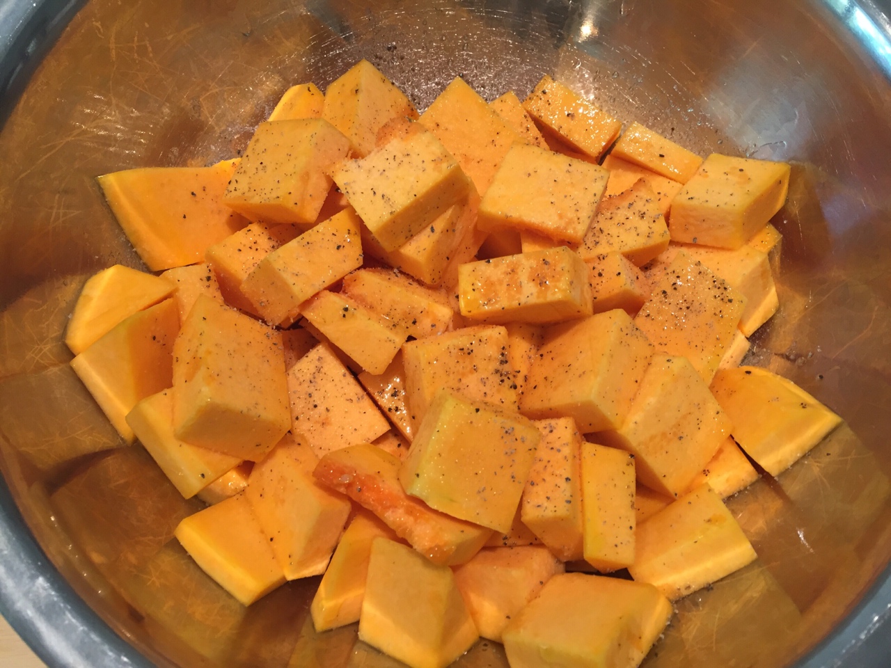 烤南瓜菠菜色拉的做法 步骤1