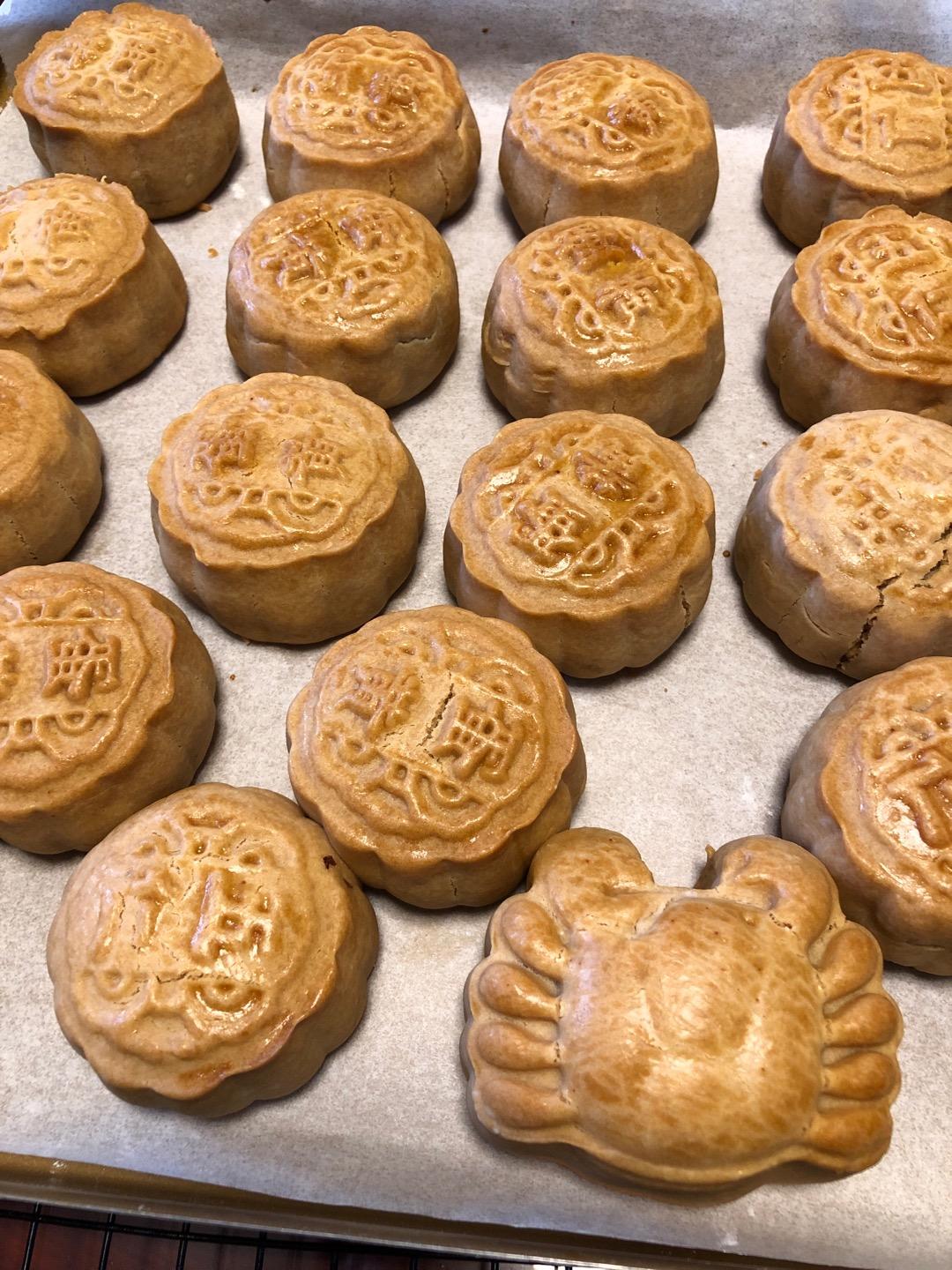 广式月饼—蛋黄莲蓉月饼