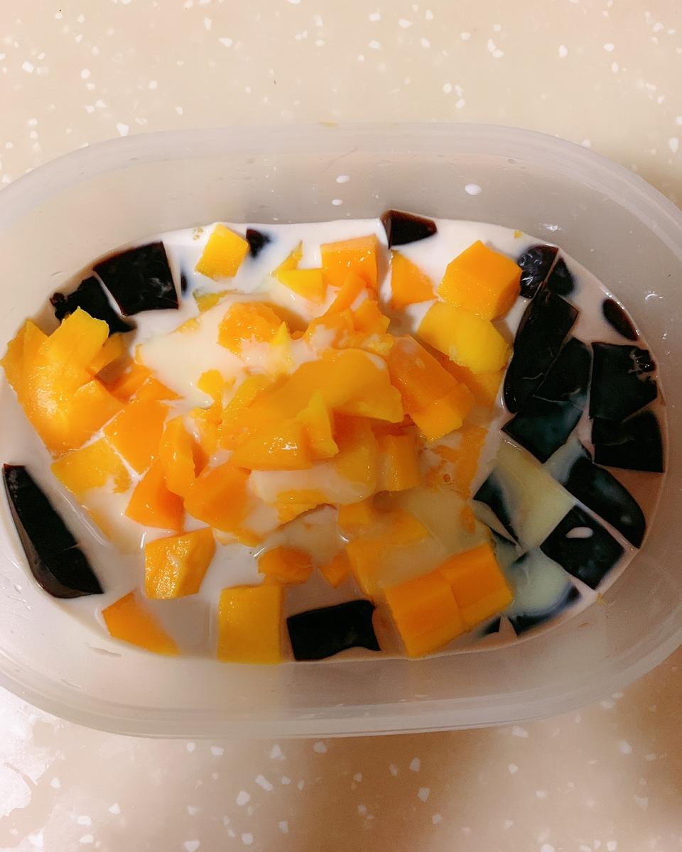 不能再简单的夏日甜品——芒果龟苓膏（附Q弹龟苓膏的超简单做法）