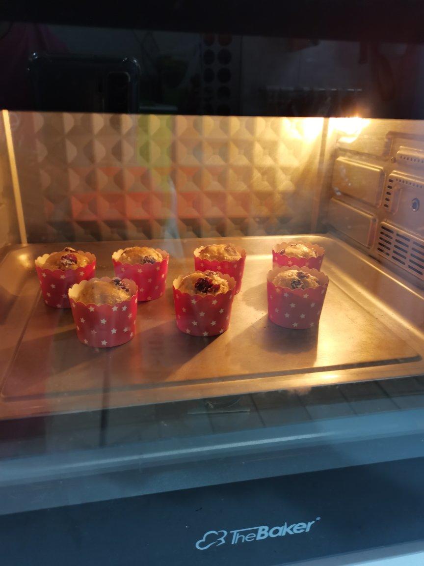 香蕉马芬纸杯蛋糕黑加仑干花生碎