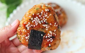 剩米饭这样做好吃好吃到转圈圈，自制日式海苔饭团的做法 步骤9
