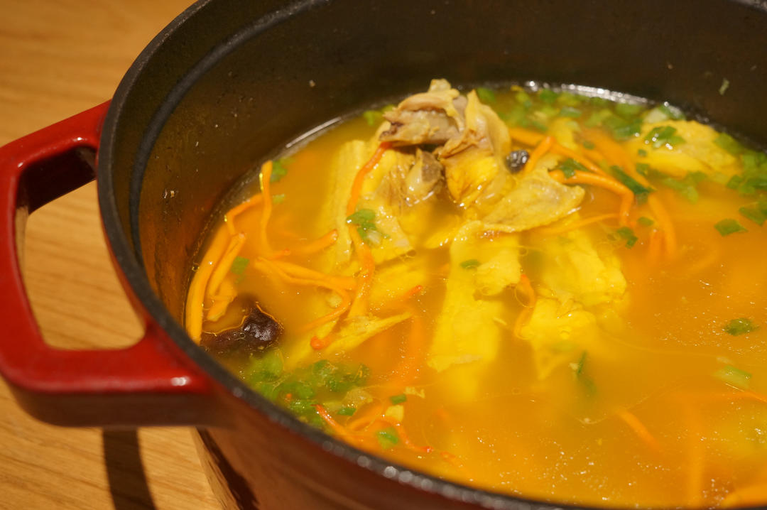 菌菇炖鸡汤
