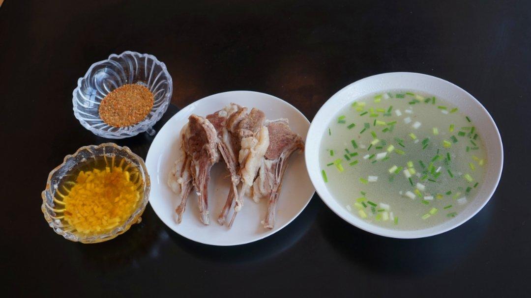 清炖小羊排（非常简单粗暴的草原手把肉炖法，自调干湿蘸料，羊汤乳白，热量低）