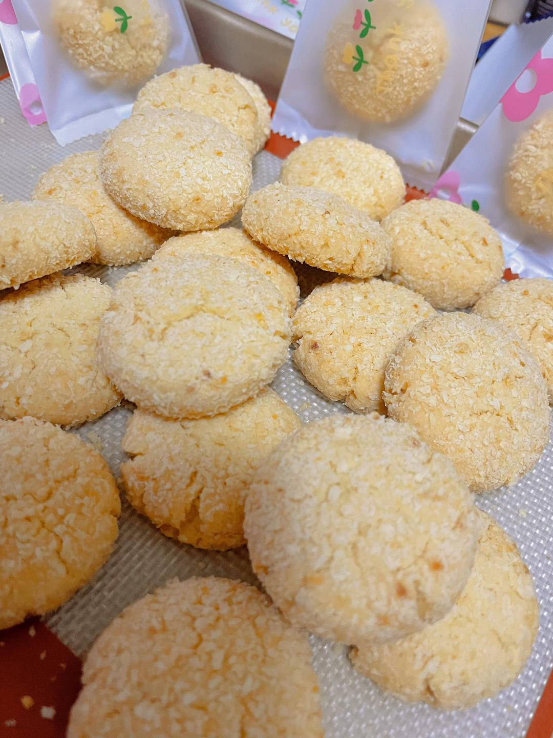 椰蓉酥，超级酥香酥脆，桃酥在旁边都黯然失色了😄消耗椰蓉