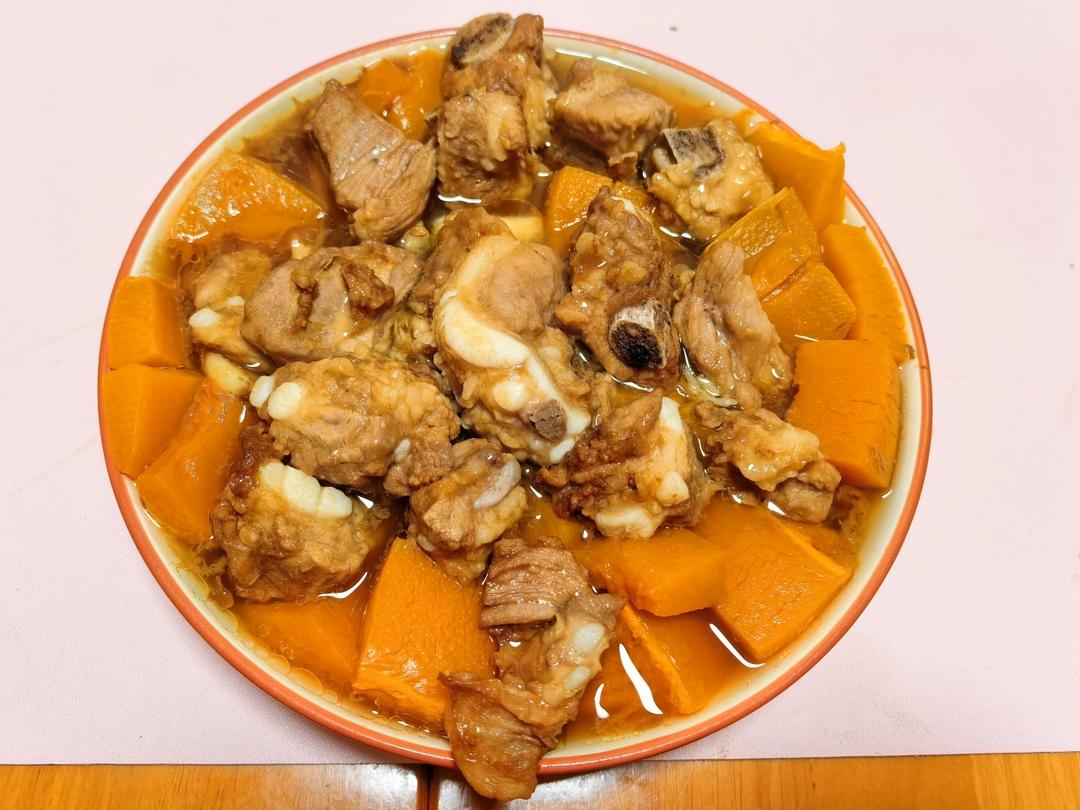 鲜嫩入味！好吃到舔手指的南瓜蒜香蒸排骨