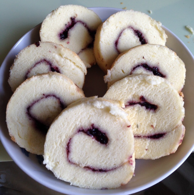 爱雨丝做的蓝莓蛋糕卷