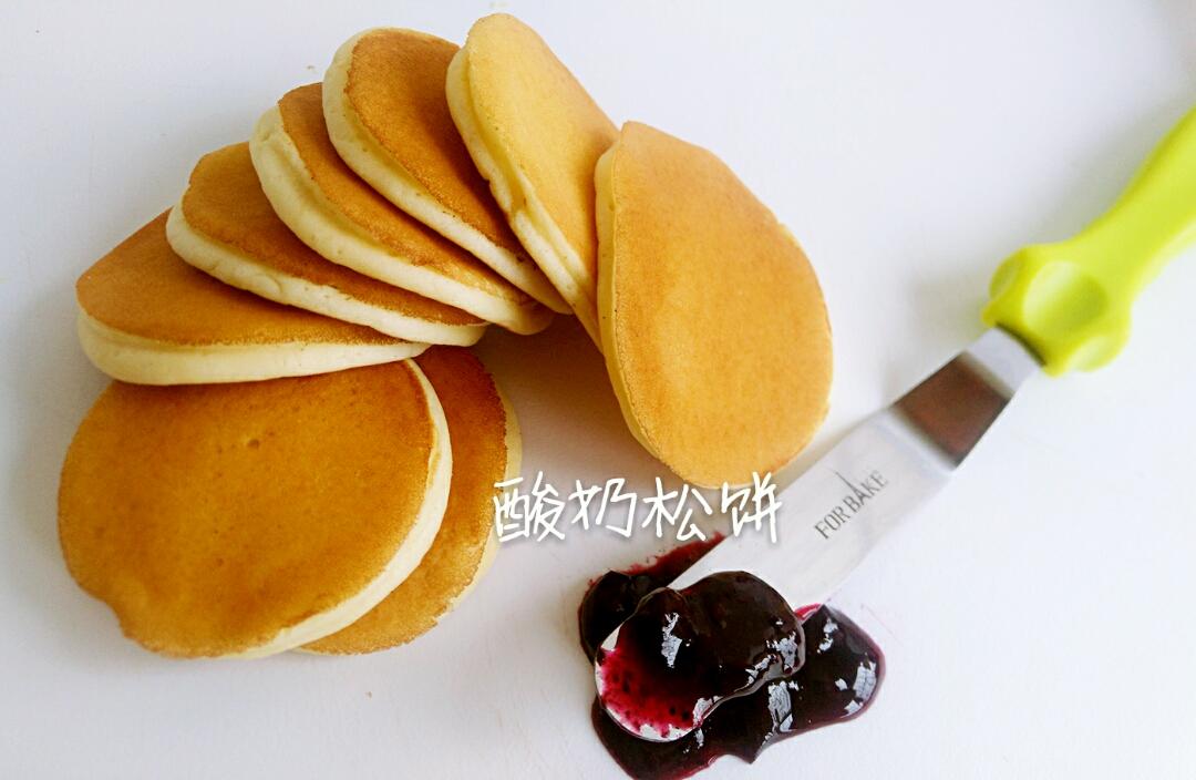 【酸奶松饼yogurt pancake】，搭上黑莓果酱和枫糖的美味。