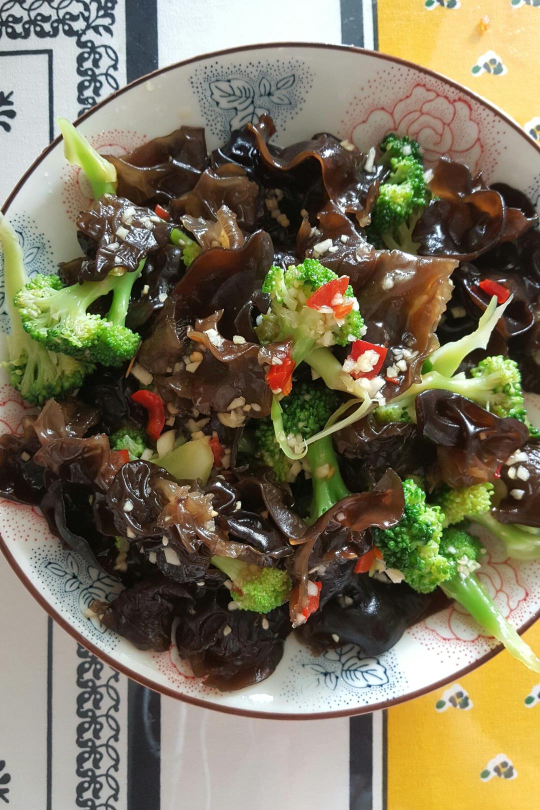 西蓝花凉拌木耳