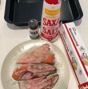 盐烤三文鱼头的做法 步骤3