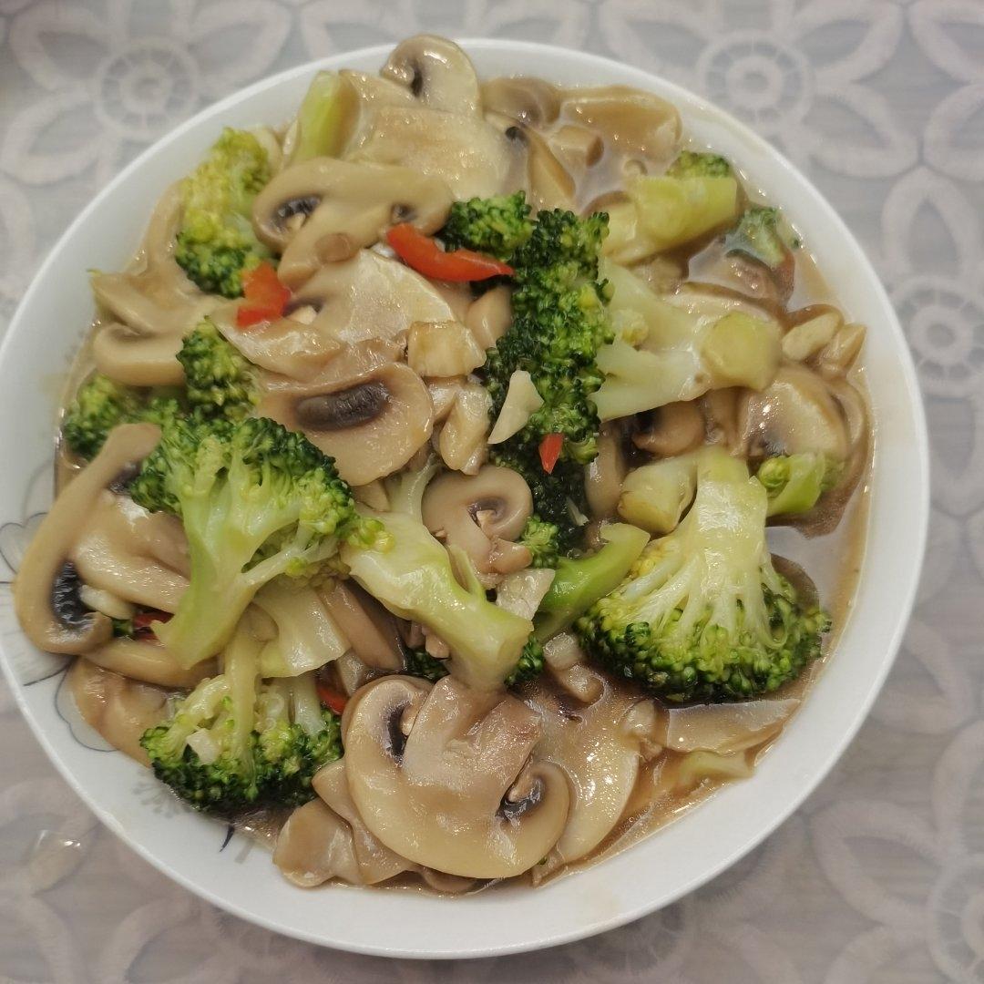 鲜美可口❗️清爽好吃的西兰花炒口蘑，超简单～