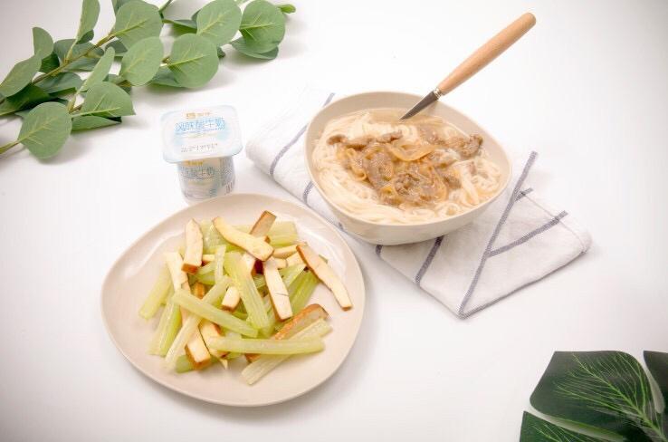 西芹炒豆干 洋葱牛肉面 哺乳期食谱