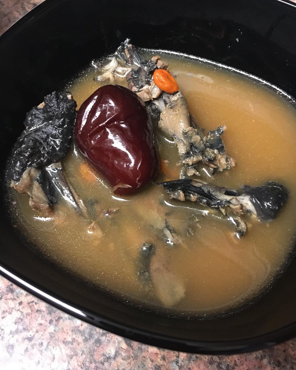 枸杞红枣乌鸡汤