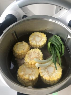 小美版玉米排骨汤的做法 步骤2