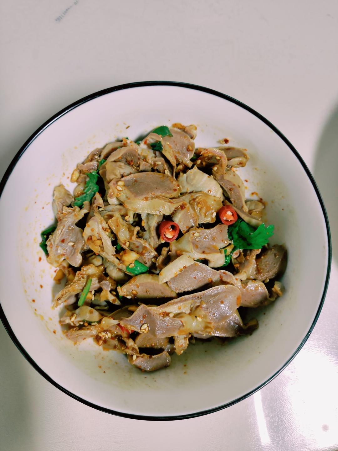 凉拌鸡胗，酱汁拌鞋底都好吃