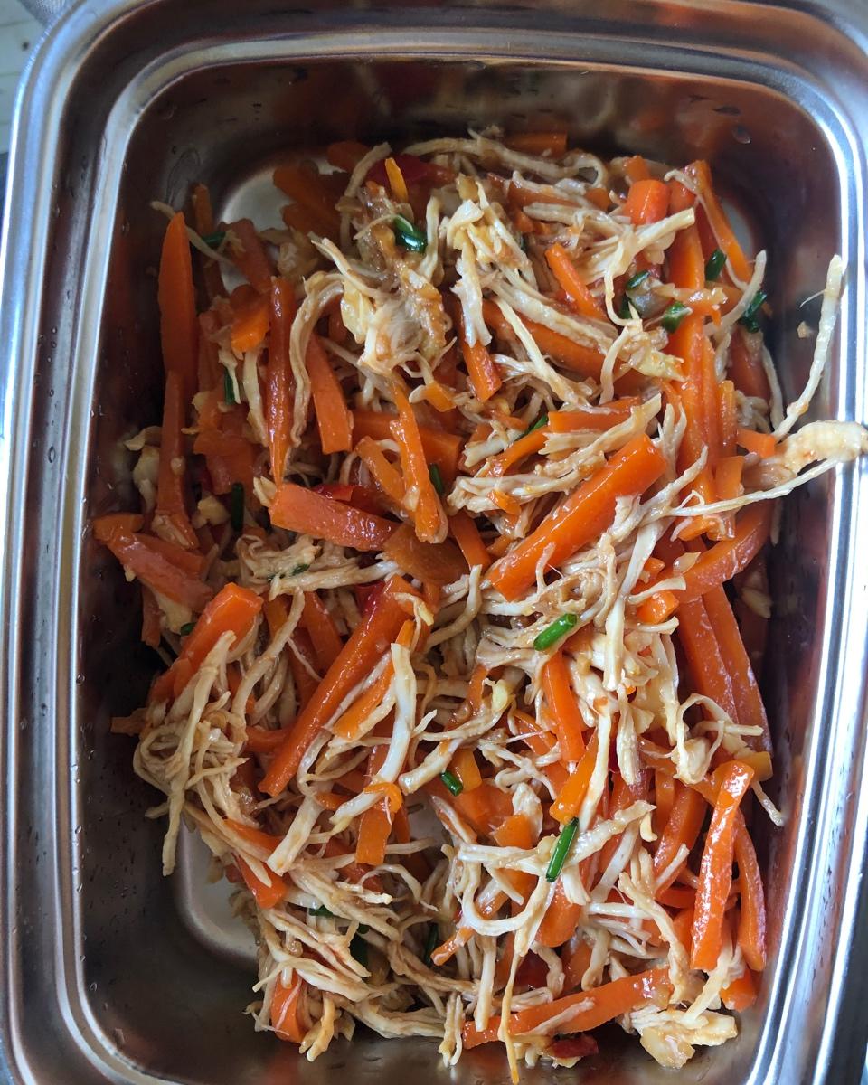 凉拌鸡丝（爽口低脂鸡胸肉）