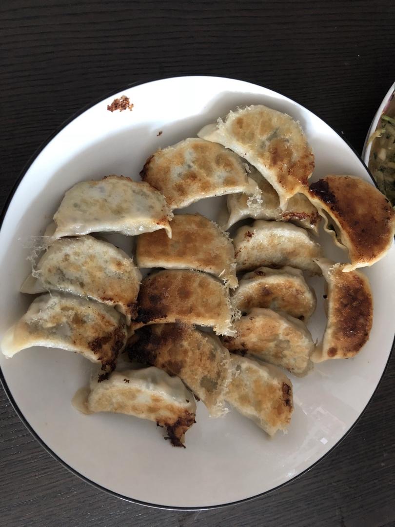 冰箱冷冻水饺做煎饺