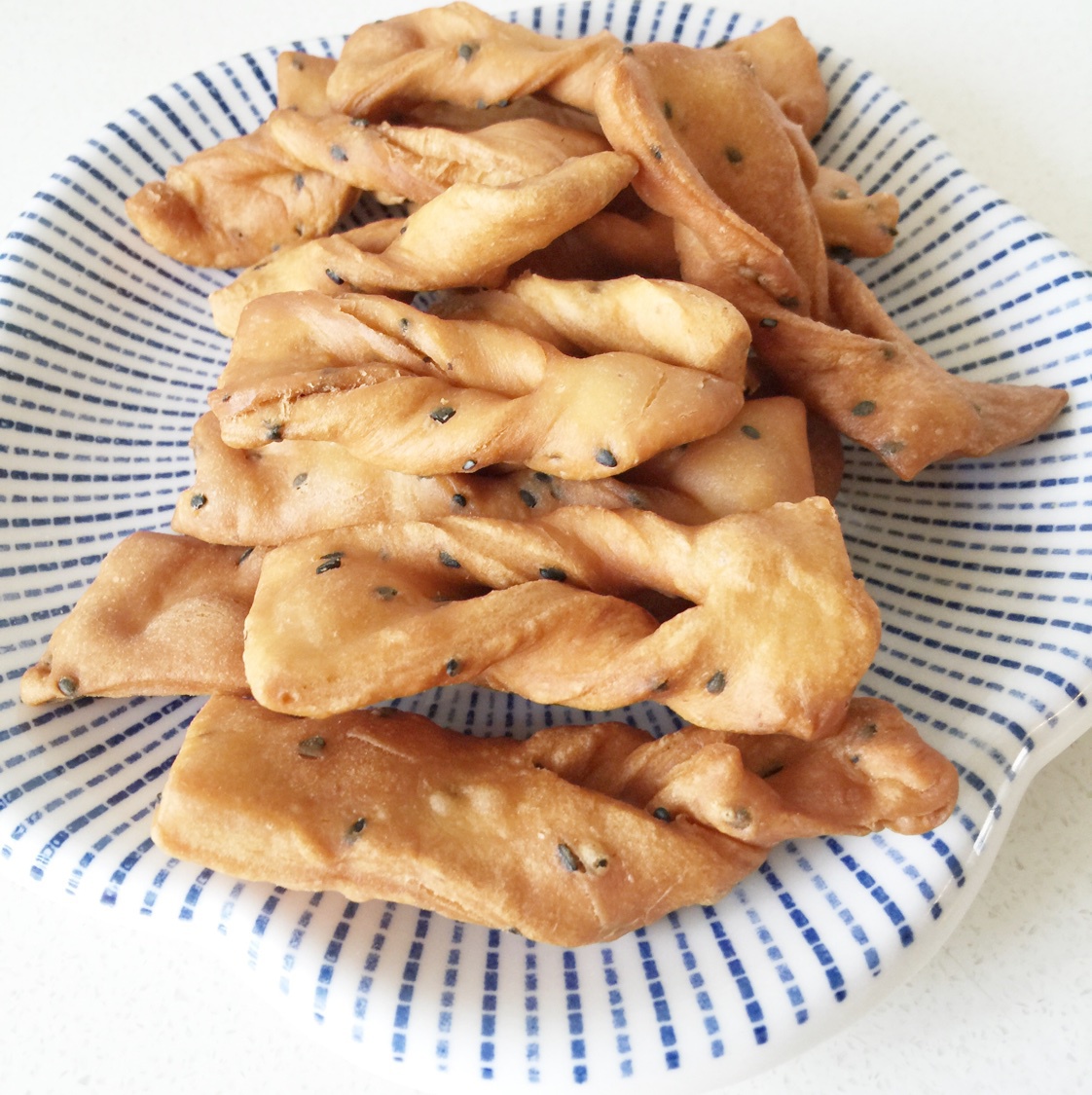 瓜瓜女儿做的传统过年小食——芝麻巧果