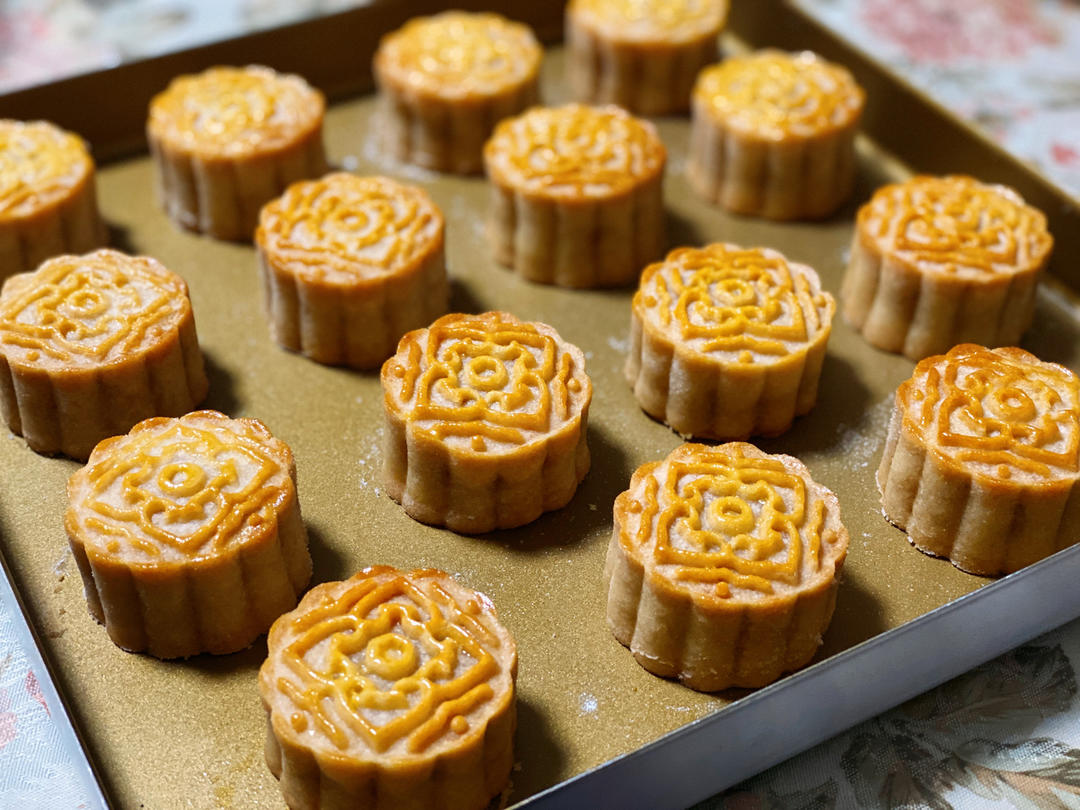 咸蛋黄肉松月饼