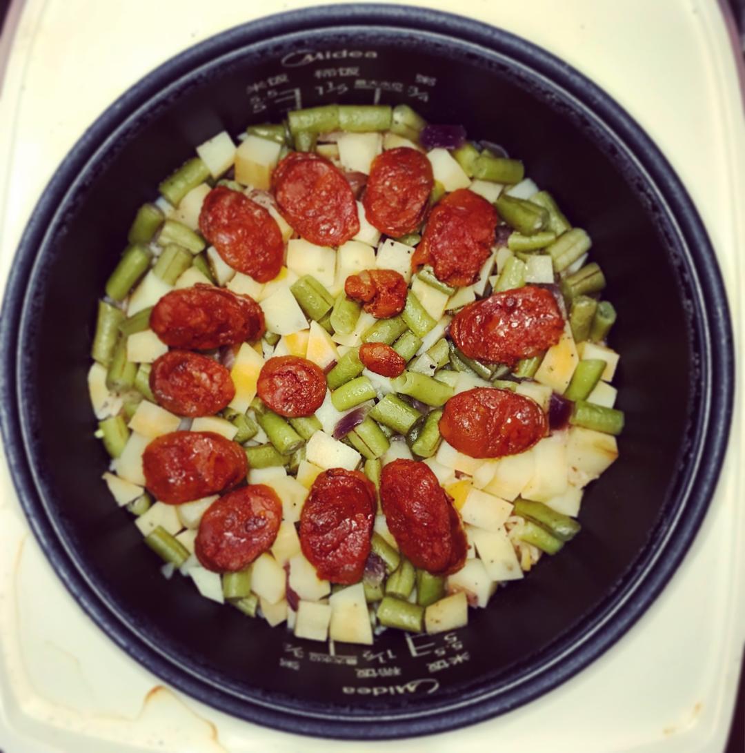 超快手的电饭锅腊肠焖饭