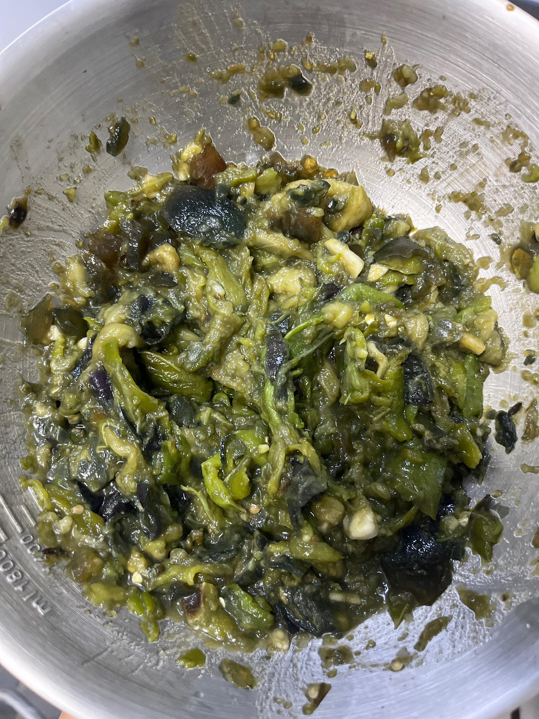 不要被它的外表吓到，吃一口会让你念念不忘辣椒擂皮蛋茄子