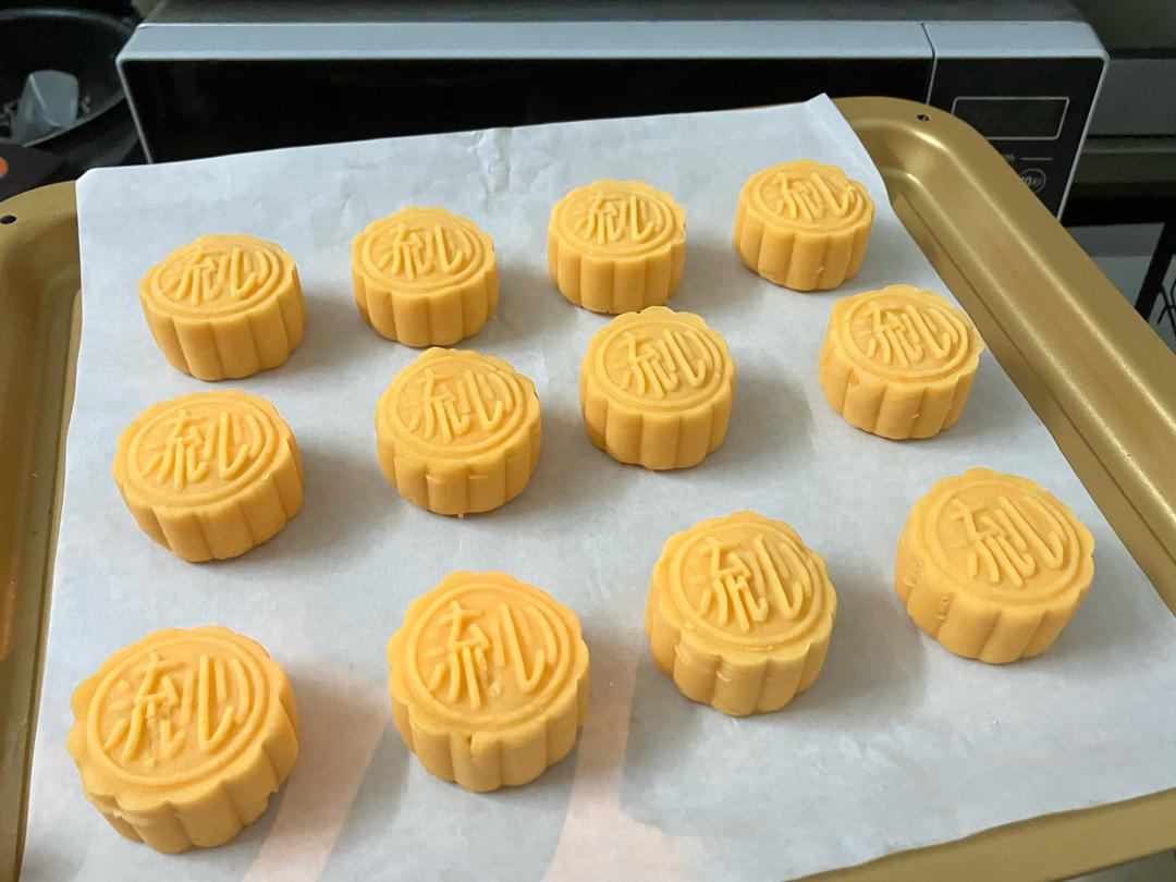 💃奶黄流心月饼——这是可以让你坐稳朋友圈厨霸位置的月饼🥮，没人点赞算我输👎